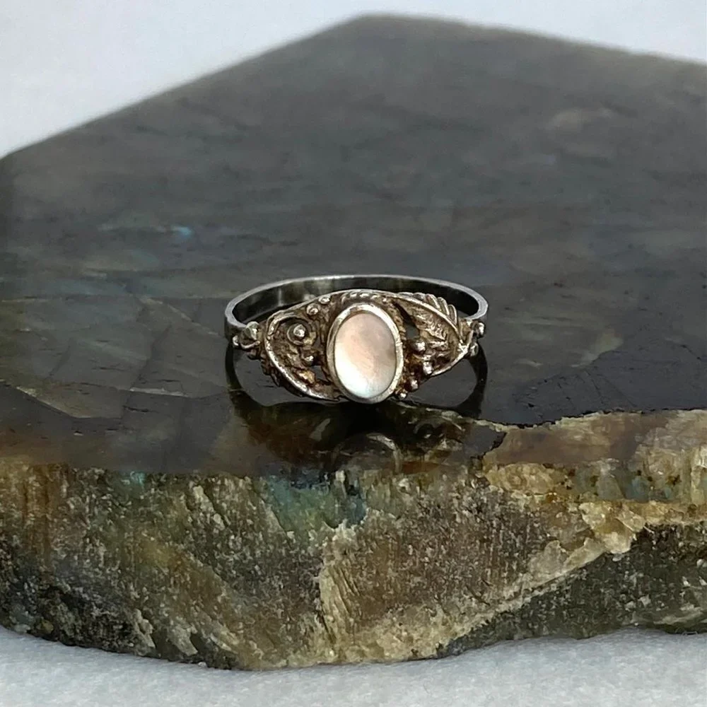 Sterling Silver 925 Southwest Style Oval Mother Of Pearl Feather Leaf Ring 6.5